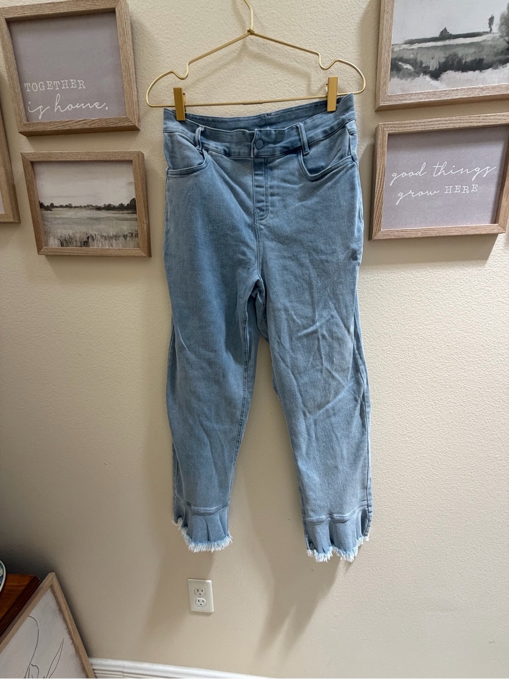 HUE Light Blue Cropped Frayed Hem Jeans